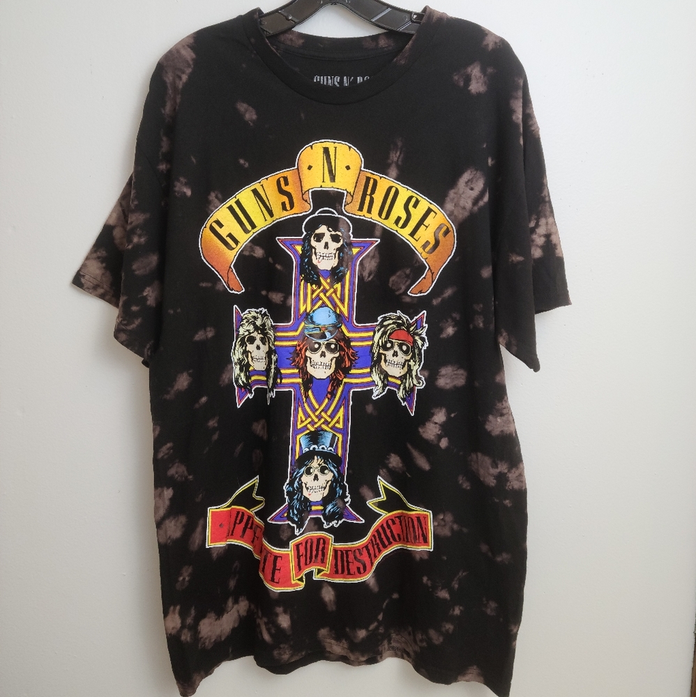 NWOT Bleach Graphic Tee Guns n Roses